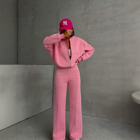 Damen sportive Oversize-Fleecejacke mit diagonaler Reißverschluss-Optik und weit geschnittener High-Waist-Jogginghose Shop Nory