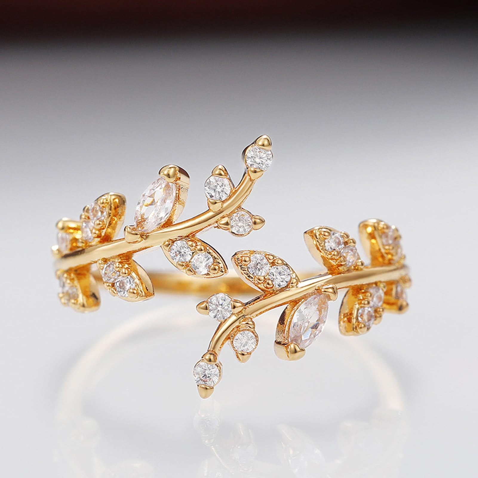 Damen Ring mit filigranem Blattdesign und funkelnden Zirkonia-Elementen Shop Nory