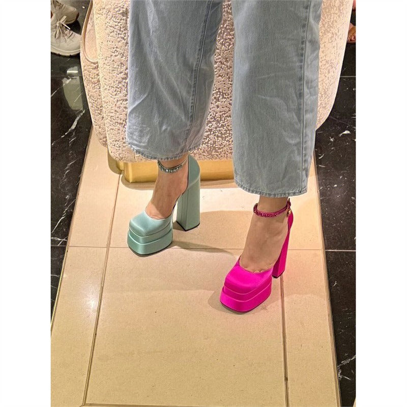 Damen Plateau-Pumps mit elegantem Plateau und goldenen Details Shopnory