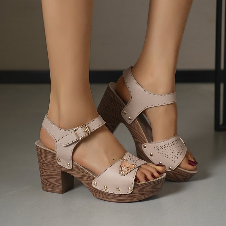 Damen Elegante Plateau-Sandaletten mit geschwungenem Riemendesign und modischen Nieten