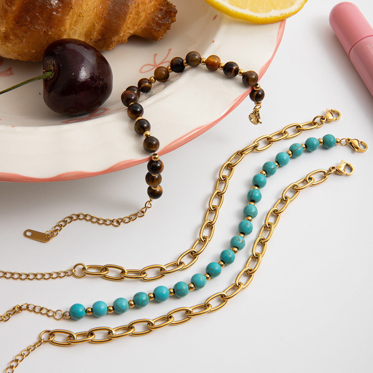 Damen Armband mit goldfarbener Edelstahlkette und charmanten Steinakzenten Shop Nory
