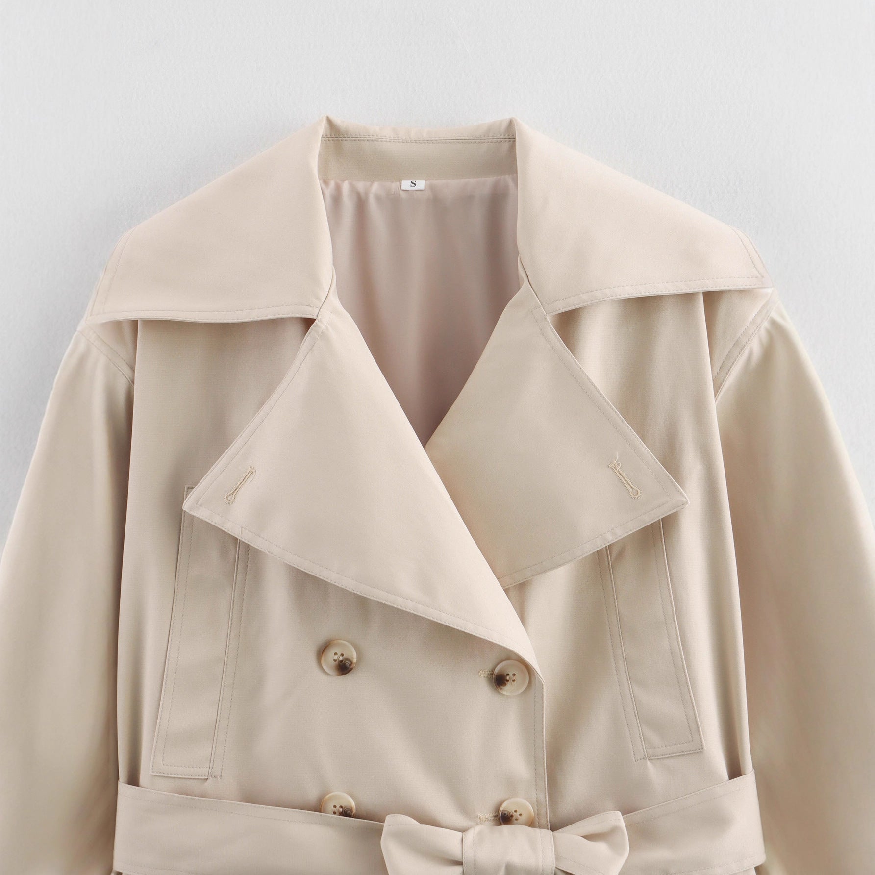 Damen kurze Trenchjacke mit eleganter Taillierung und praktischen Taschen