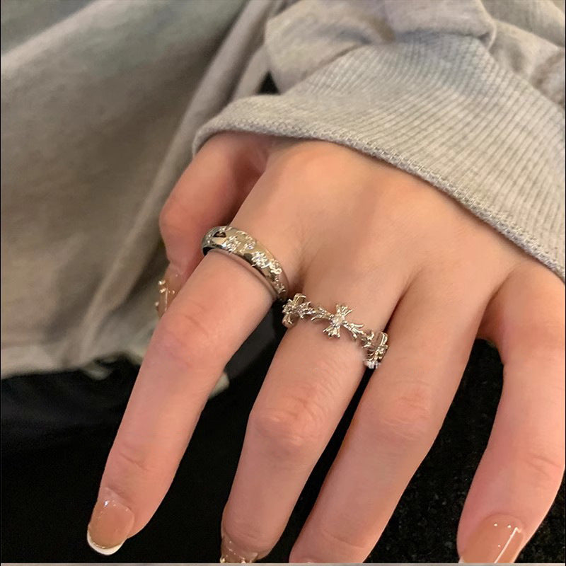 Damen zierlicher Ring mit floralen Verzierungen und funkelnden Akzenten Shop Nory
