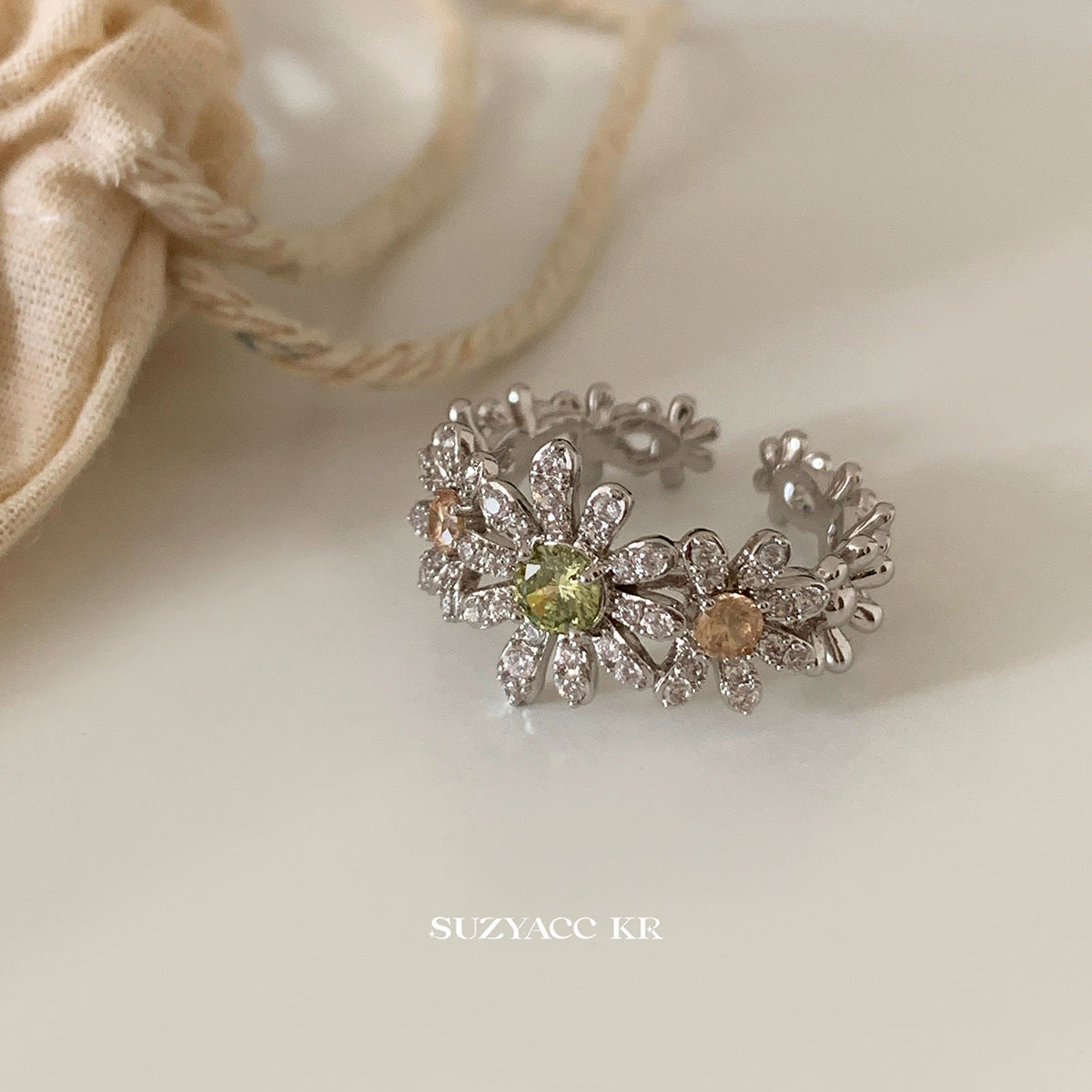 Damenring mit floralen Elementen und funkelndem Zirkonia Shop Nory