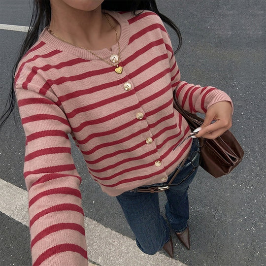 Damen Gestreifter Feinstrick-Knopfcardigan mit Rundhalsausschnitt, taillierter Silhouette und Rippenbündchen Shop Nory