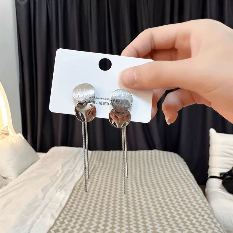 Damen modische Ohrringe mit trendigem Design und länglichem Anhänger Shop Nory