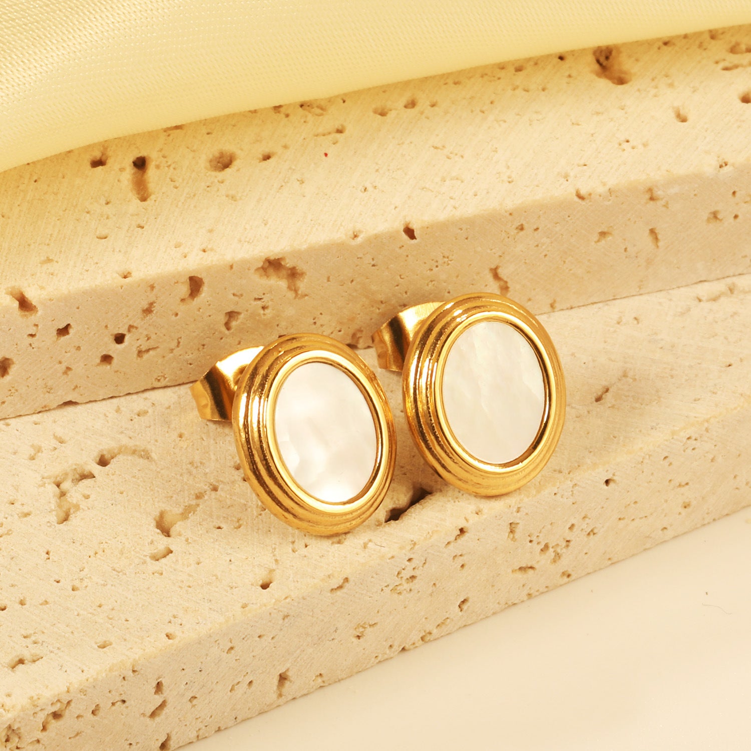 Damen Ohrstecker mit elegantem, hochglänzendem Gehäuse und farbigem Kristall Shop Nory