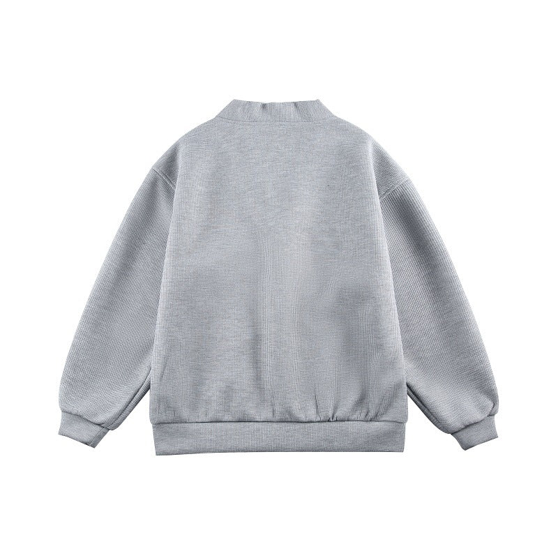 Unisex Boxy-Strickjacke im Waffelstrick mit V-Kragen, durchgehender Knopfleiste und aufgesetzten Rundtaschen Shop Nory