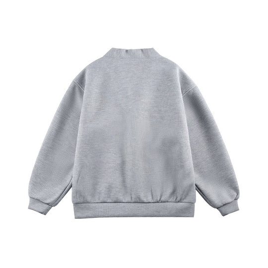 Unisex Boxy-Strickjacke im Waffelstrick mit V-Kragen, durchgehender Knopfleiste und aufgesetzten Rundtaschen Shop Nory