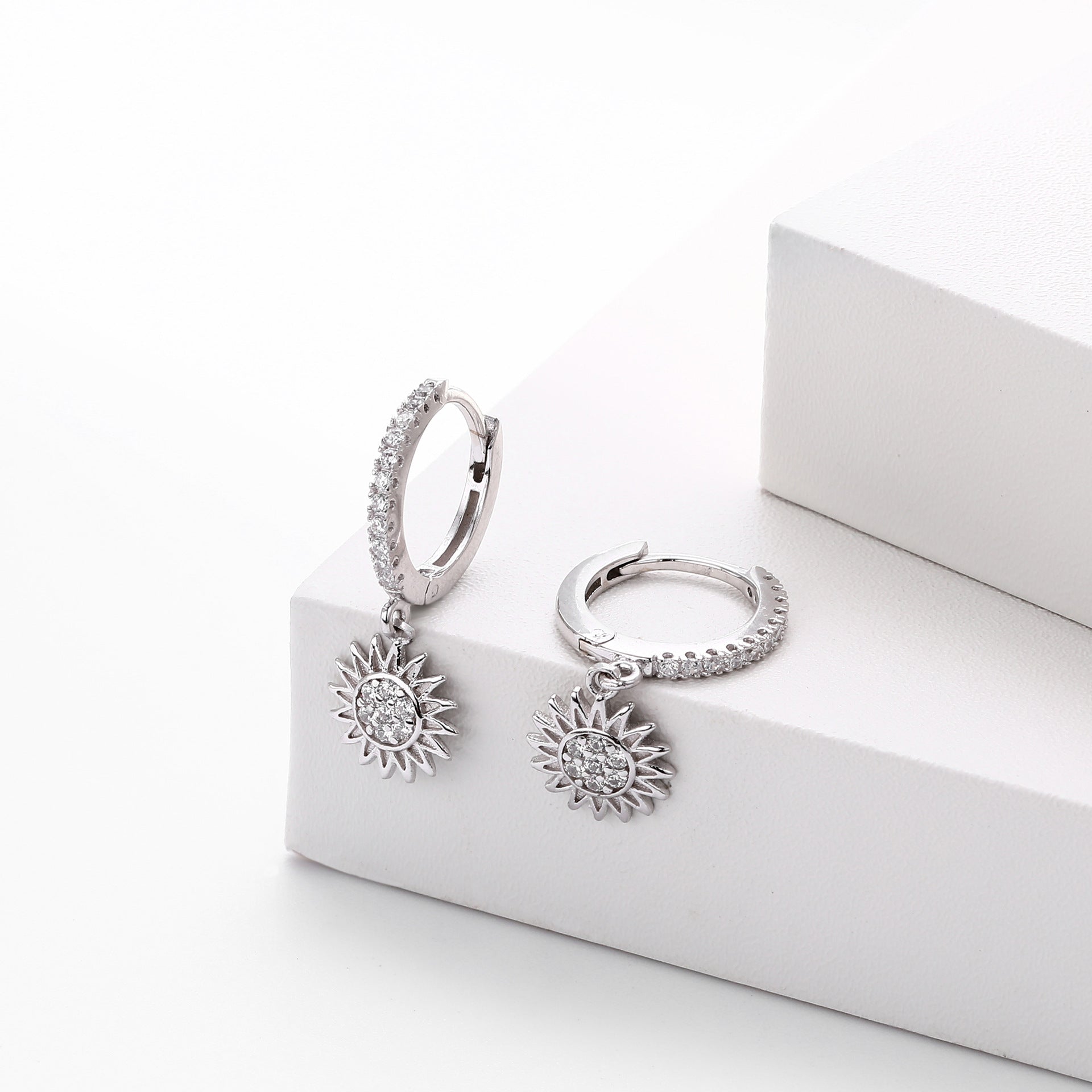 Damen Ohrhänger mit swingendem Sonnenmotiv aus 925 Sterling Silber Shop Nory