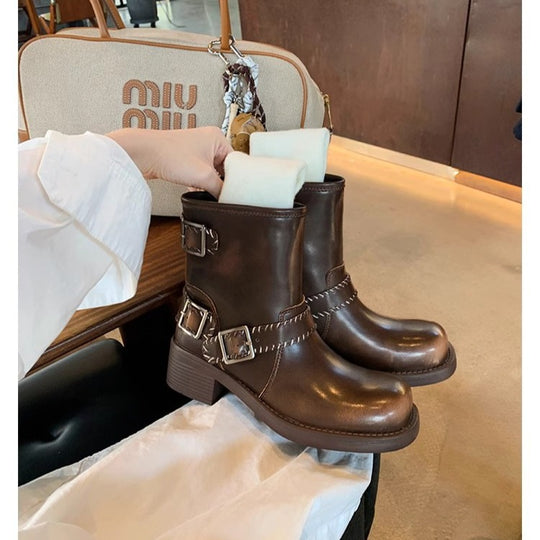 Damen Biker‑Stiefelette aus Glattleder mit dekorativer Ziernaht, Doppelriemen und robuster Profilsohle Shop Nory