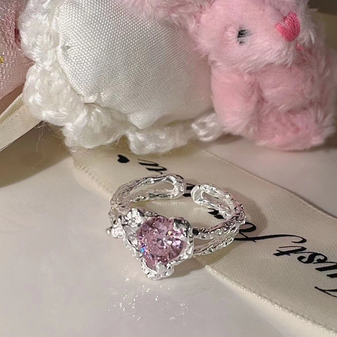 Damen Ring mit kunstvoller Detailarbeit und funkelndem Kristall Shop Nory