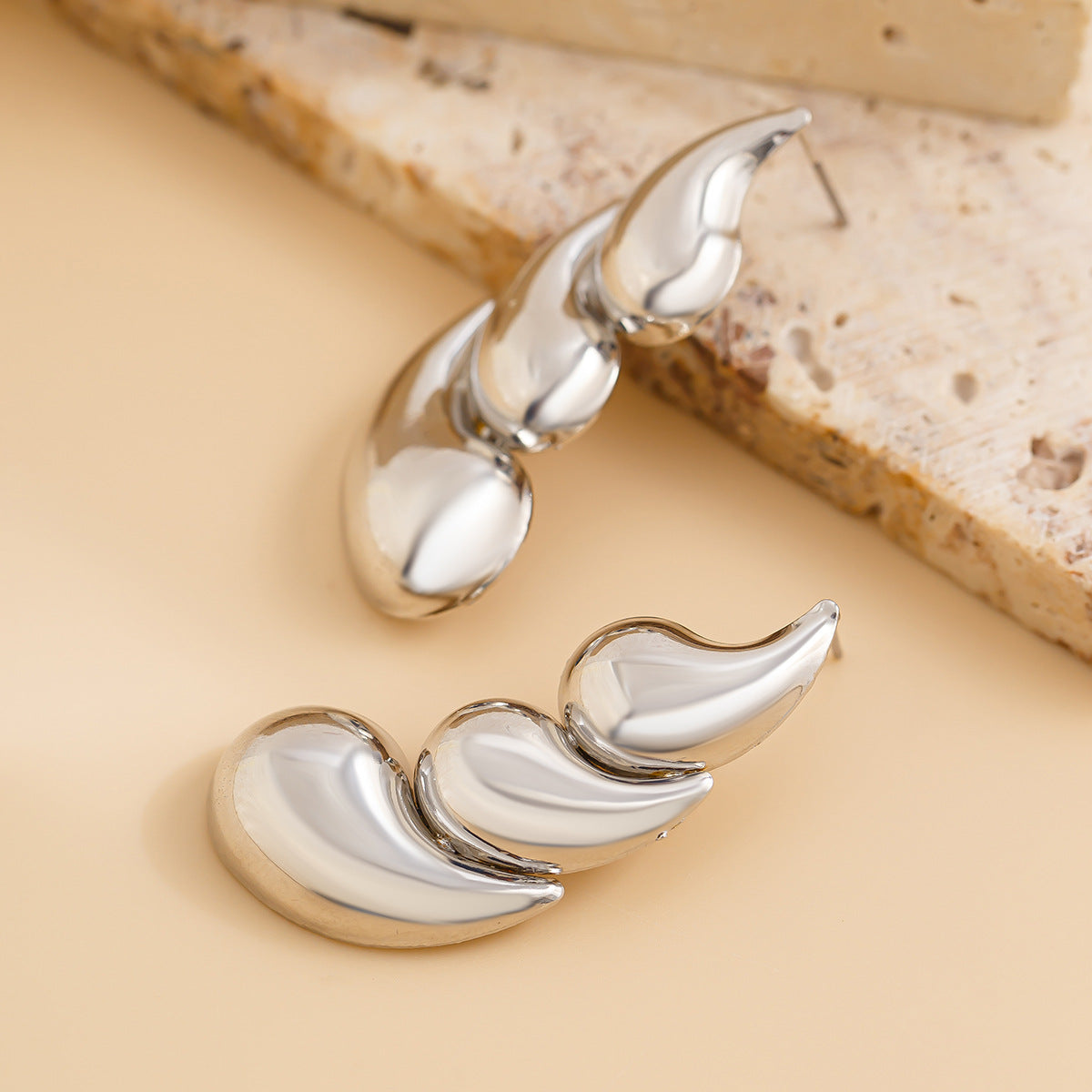 Damen Statement-Ohrringe mit elegantem Schwung