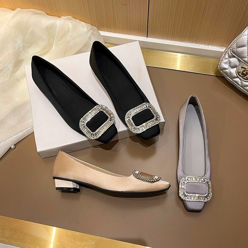 Damen Satin-Ballerinas mit quadratischer Zehenbox, mittlerem Blockabsatz und Kristallschnalle Shop Nory