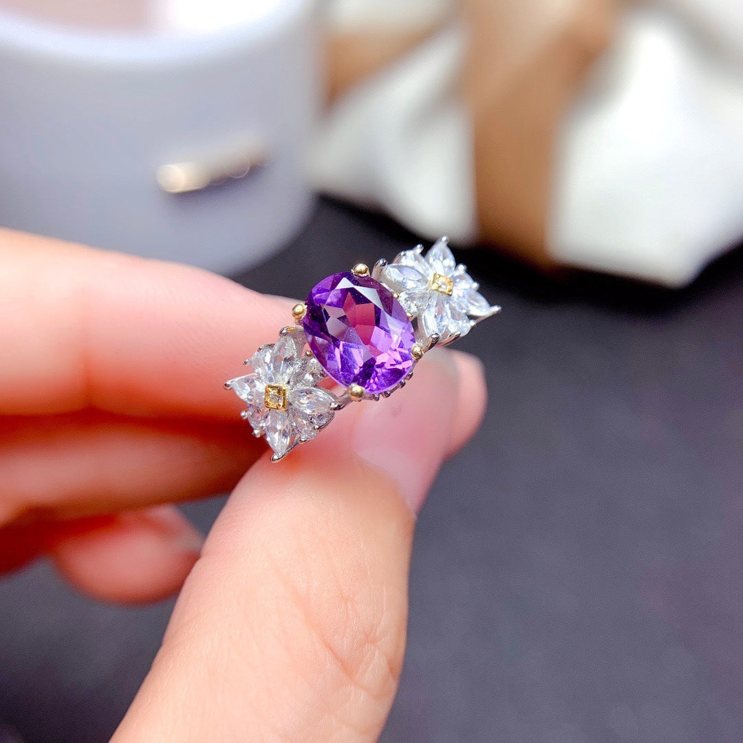 Damenring mit facettiertem lila Edelstein und floralem Design Shop Nory