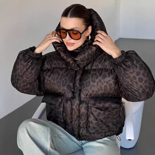 Damen Kurz geschnittene gesteppte Jacke mit hohem Kapuzenkragen, Tunnelzugsaum und Leopardenprint Shop Nory