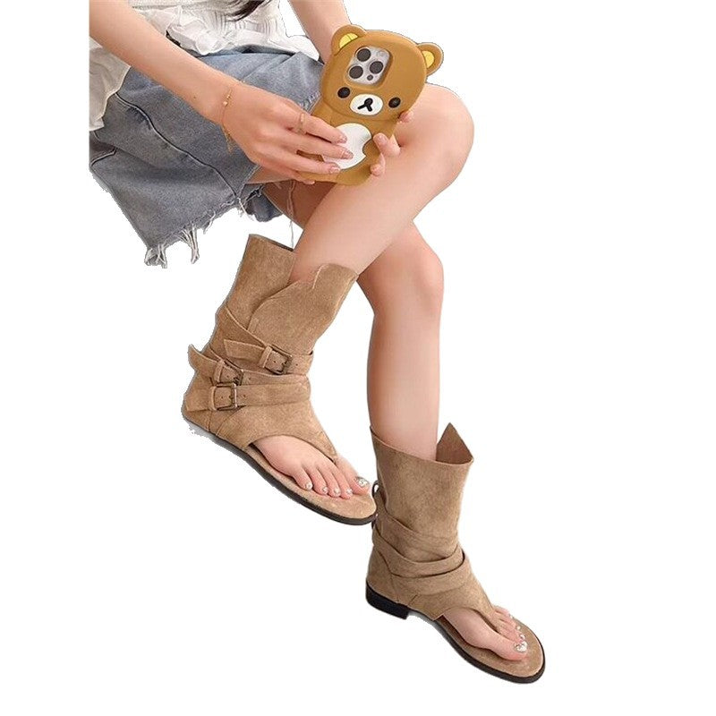 Damen Sandalen‑Stiefelette aus Veloursleder mit Zehensteg und dekorativen Schnallenriemen Shop Nory