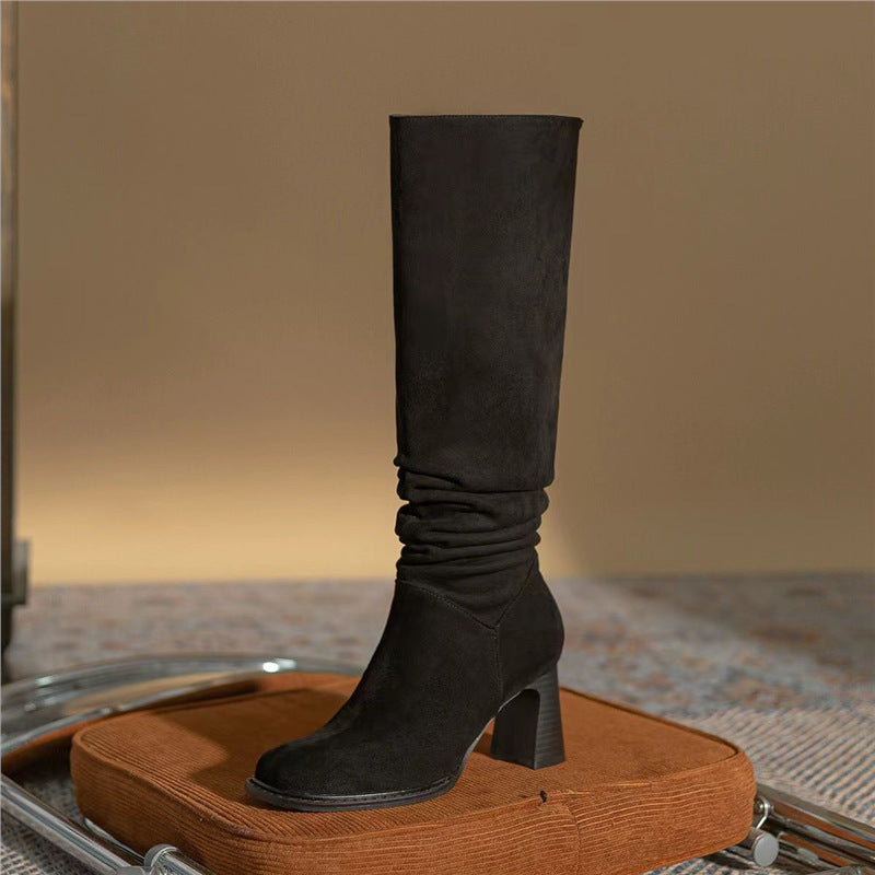 Damen kniehohe Slouch‑Stiefel mit Veloursoptik, gerafftem Schaft und sculpted Blockabsatz Shop Nory