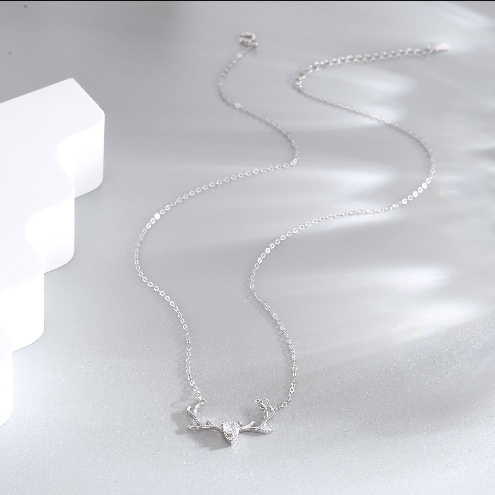 Damen filigrane Halskette mit elegantem Geweih-Anhänger Shop Nory