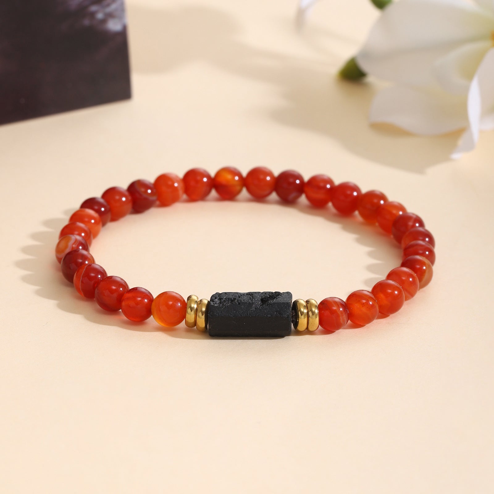 Damenarmband aus Rosenquarz mit schwarzem Akzent und goldenen Verzierungen Shop Nory