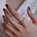 Damenring mit elegantem geflochtenem Design und schimmernden Akzenten Shop Nory