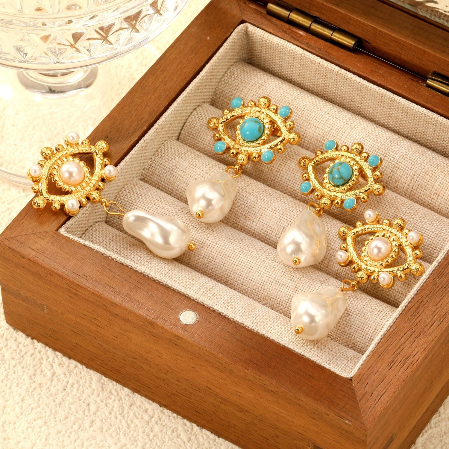 Damen Ohrringe mit perlmutförmigem Anhänger und eleganten goldenen Details Shop Nory