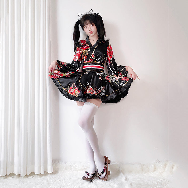 Damen Kimono Kleid mit einem verspielten Schnitt und floralen Akzenten Shop Nory