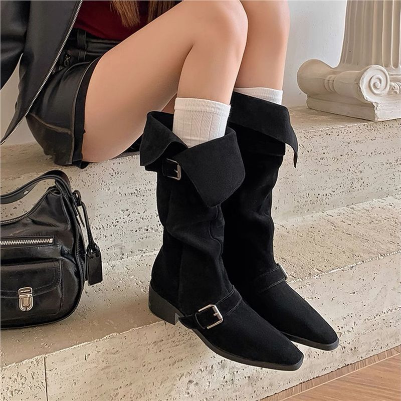 Damen Kniehohe Veloursleder-Slouch-Boots mit spitzer Zehenpartie, verstellbaren Zierschnallen und komfortablem Blockabsatz Shop Nory