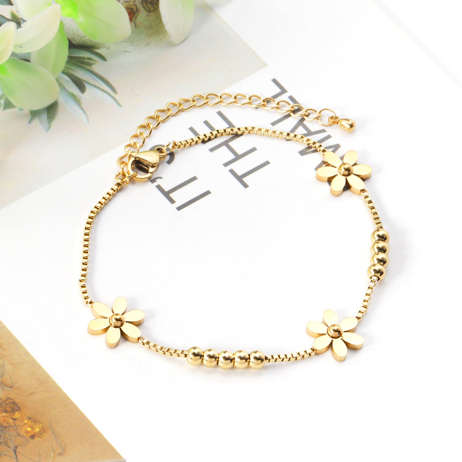 Damen Armband mit floralen Akzenten und eleganter Goldplattierung Shop Nory