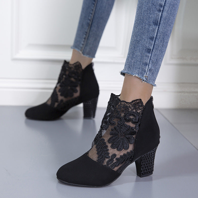 Damen Ankle-Boots mit floraler Spitze und samtiger Wildlederoptik mittelhoher Blockabsatz Shop Nory