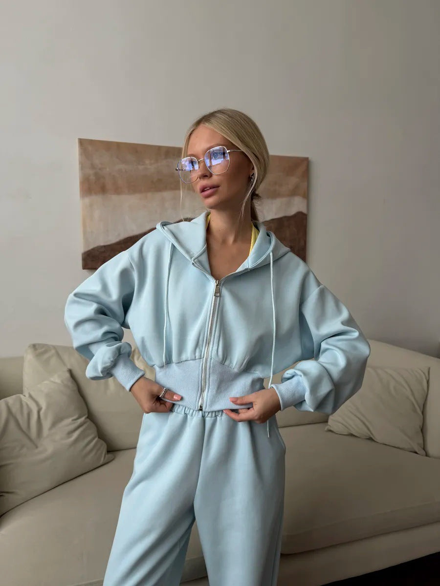 Damen gekürztes Reißverschluss-Hoodie mit Kapuze und hochgeschnittene Relax-Jogginghose mit elastischem Bund Shop Nory