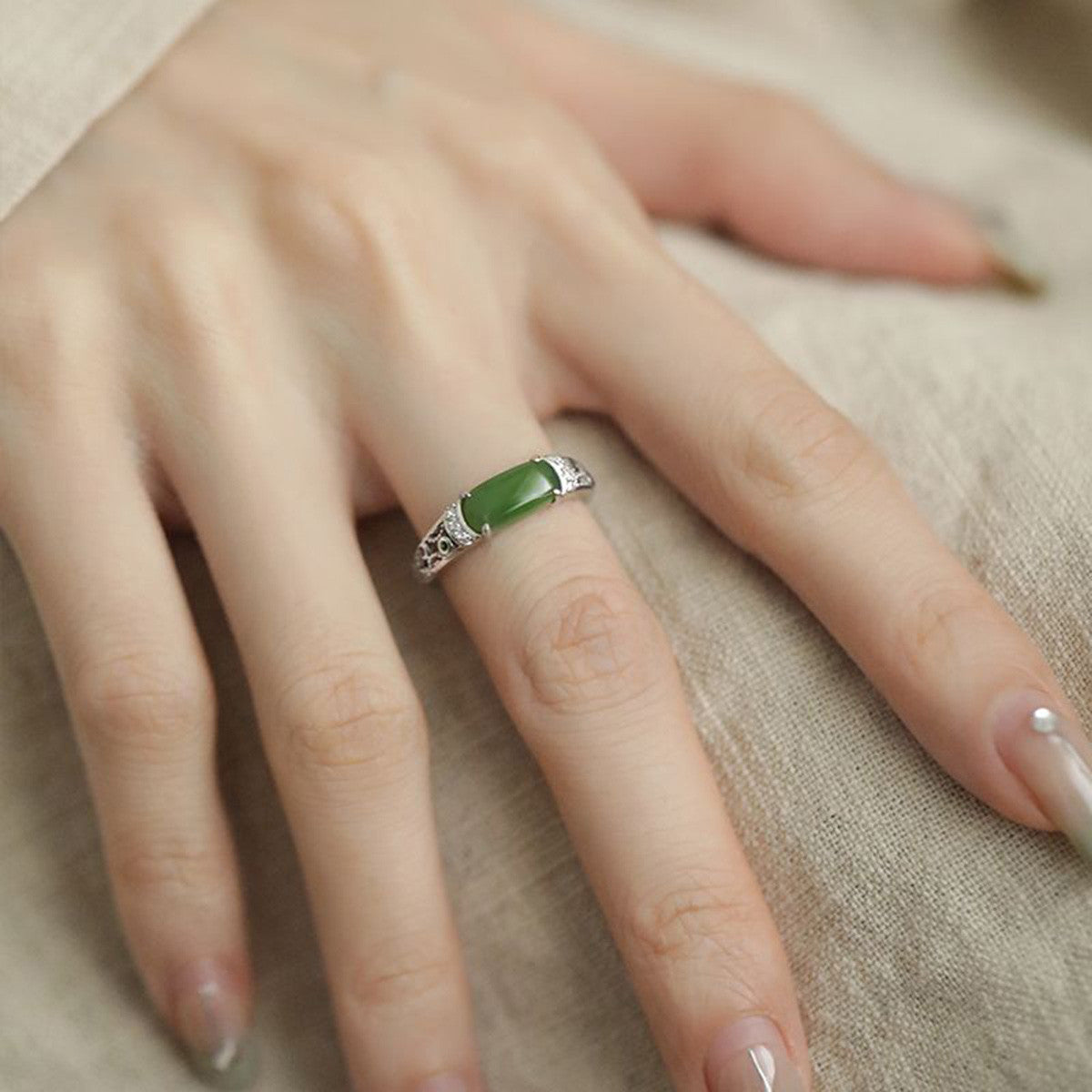 Damenring mit grünem Jade-Hauptstein und funkelnden Zirkonia-Details Shop Nory