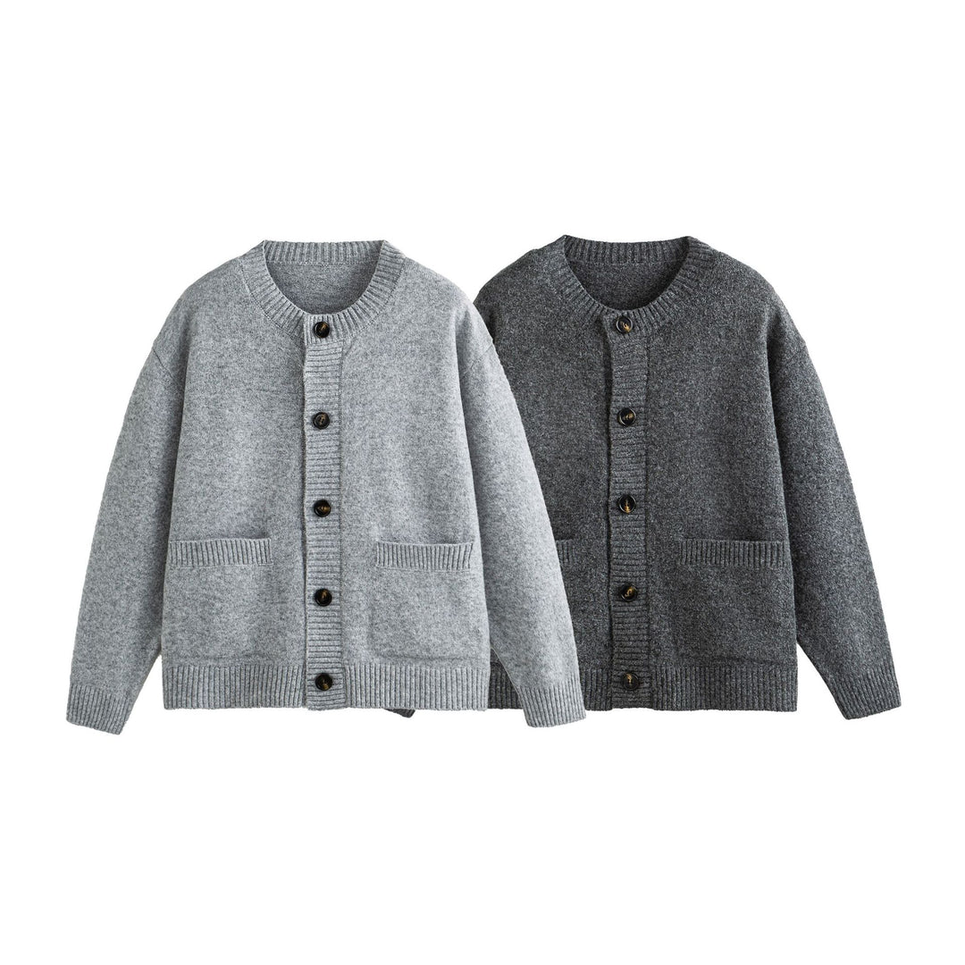 Unisex Grobgestrickte Boxy-Strickjacke mit Knopfleiste, Rundhalsausschnitt und aufgesetzten Taschen Shop Nory
