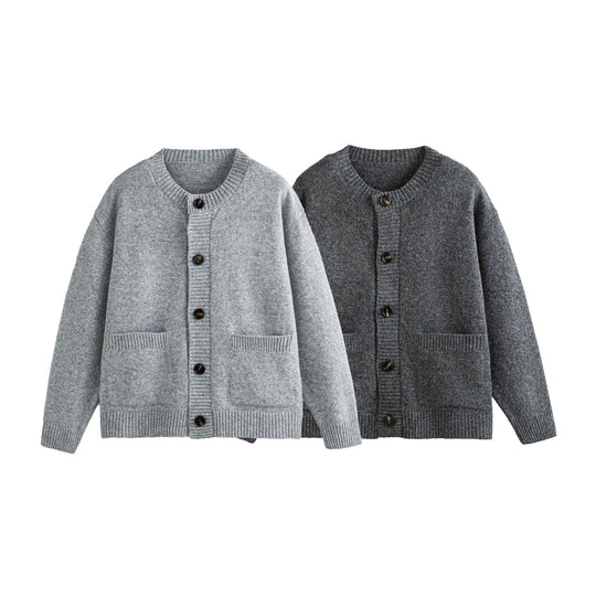 Unisex Grobgestrickte Boxy-Strickjacke mit Knopfleiste, Rundhalsausschnitt und aufgesetzten Taschen Shop Nory