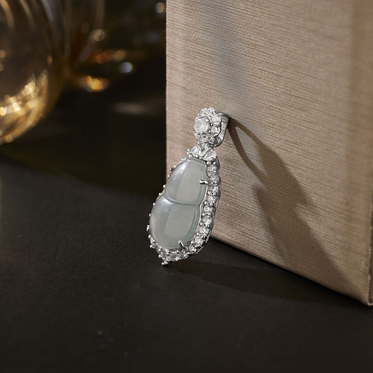 Damen Anhänger-Halskette mit ovalem Edelstein und funkelndem Zirkonia-Rahmen Shop Nory