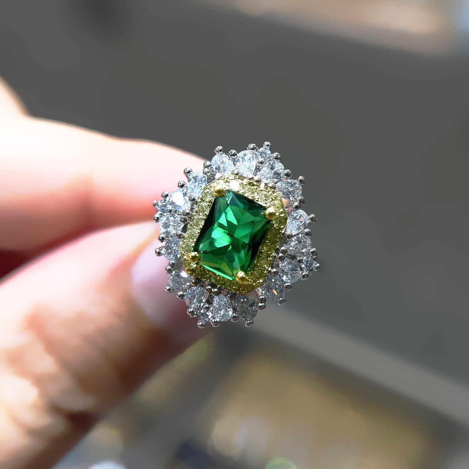 Damenring mit elegantem smaragdgrünem Edelstein und funkelnden Zirkonia-Steinen Shop Nory