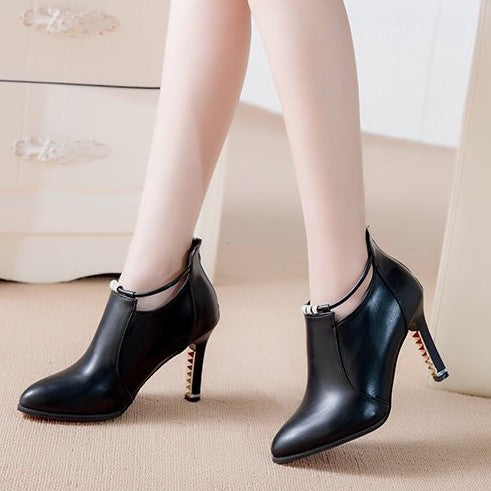 Damen Ankle-Boots mit spitzer Zehenform, funkelndem Strassriemen und skulptiertem Metallabsatz Shop Nory
