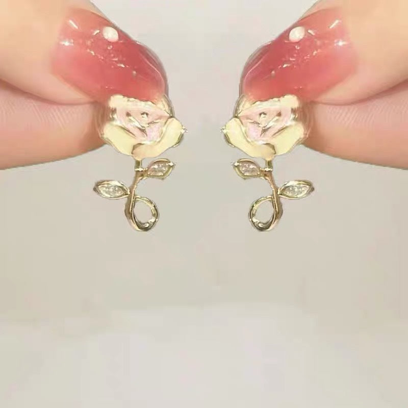 Damen Ohrstecker mit floralen Rosendesign und funkelnden Akzenten Shop Nory