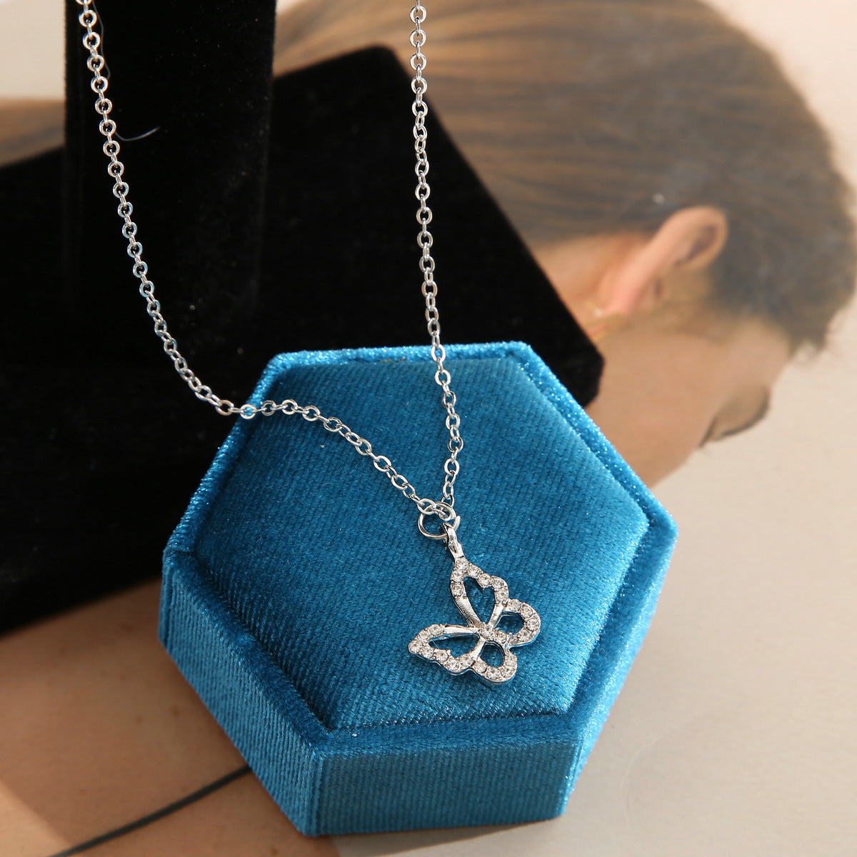 Damen Halskette mit filigranem Schmetterlingsanhänger und funkelnden Zirkonia Shop Nory