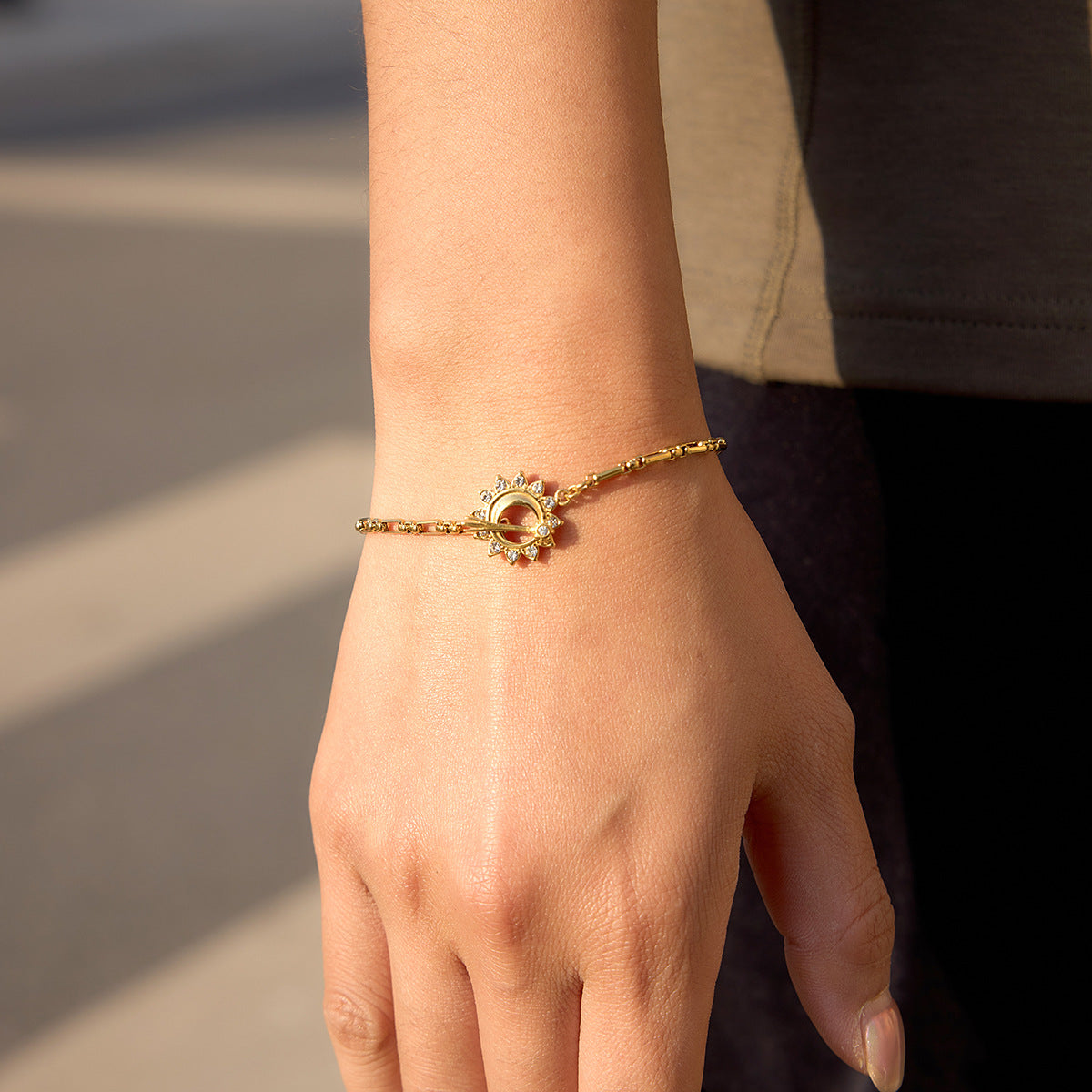Damen Halskette mit hochwertigem Edelstahl, hypoallergener Verarbeitung und elegantem Sonnenanhänger Shop Nory