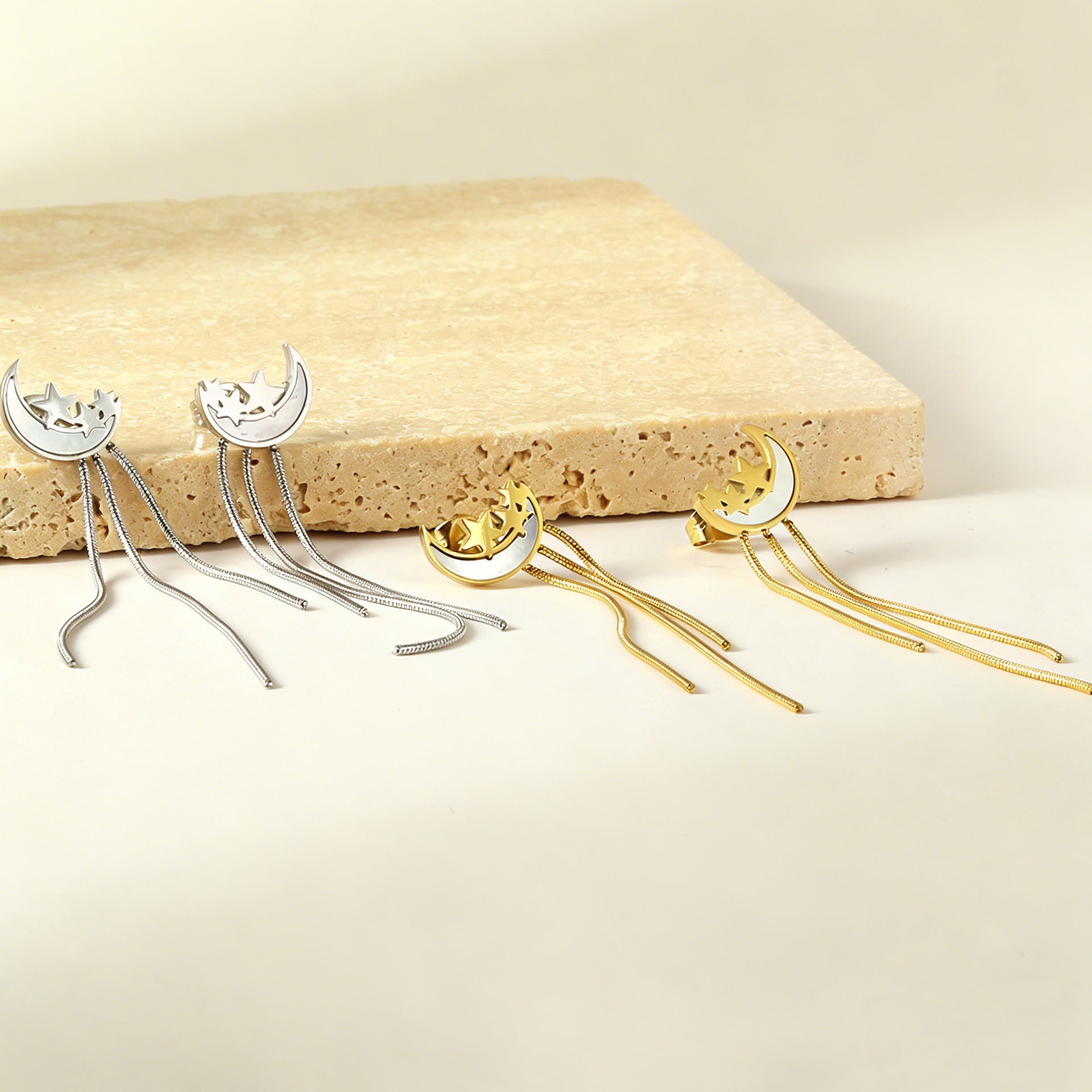 Damen Hängende Ohrringe mit verschiedenen Längen und goldplattiertem Mond- und Sternendesign Shop Nory