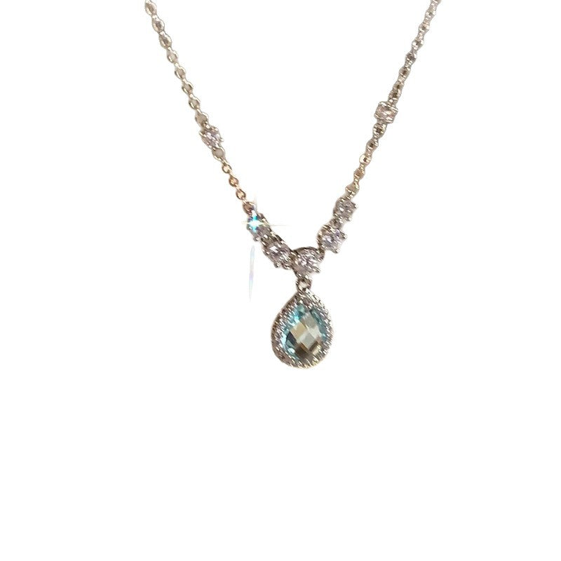 Damen Halskette mit elegantem Tropfenanhänger und funkelnden Kristallakzenten Shop Nory
