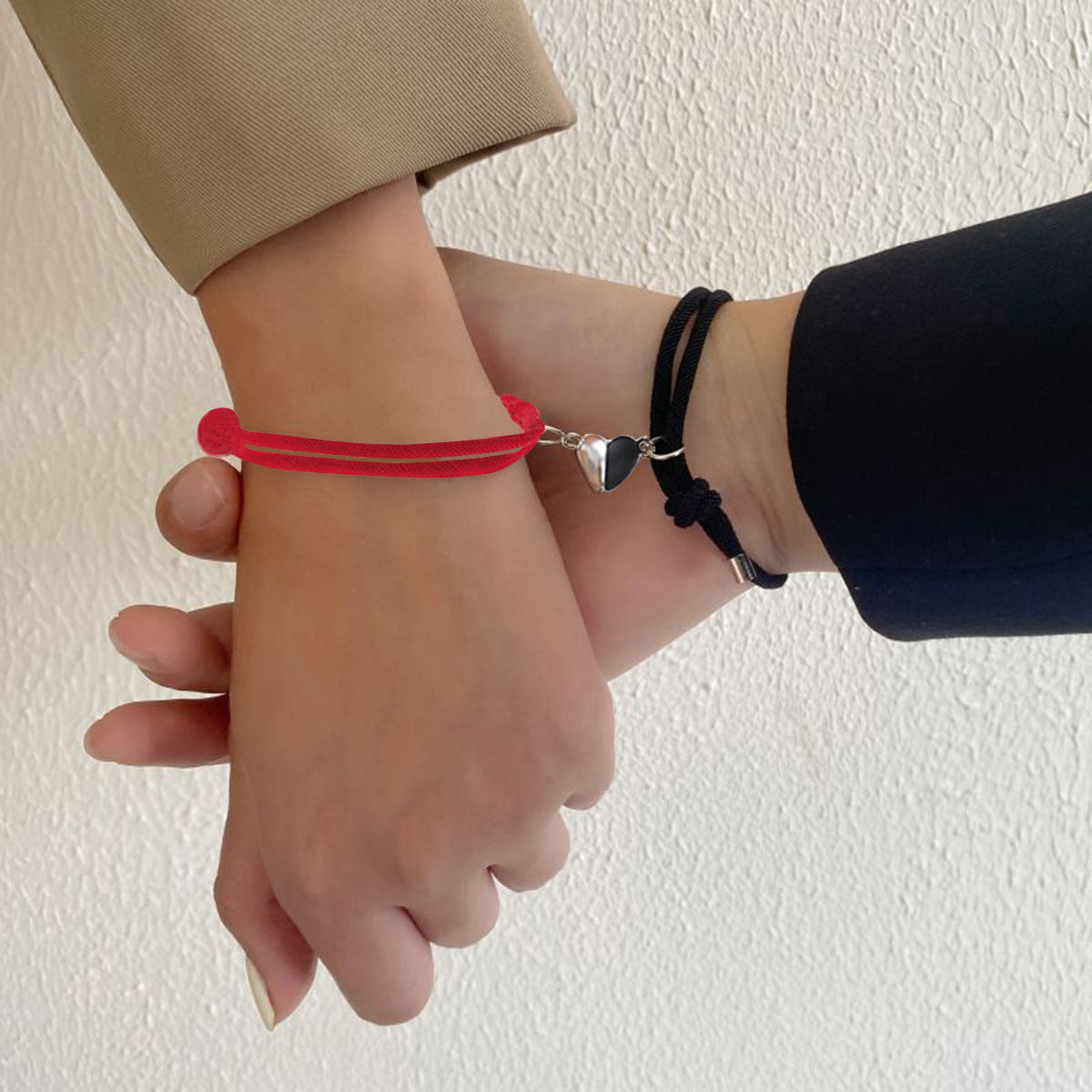 Damenarmband aus feinem elastischen Material mit herzförmigen Anhängern Shop Nory