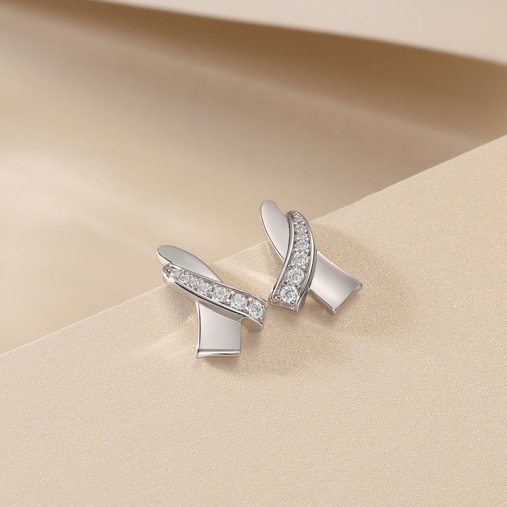 Damenohrringe mit elegantem gewundenem Design und funkelnden Zirkonia-Elementen Shop Nory