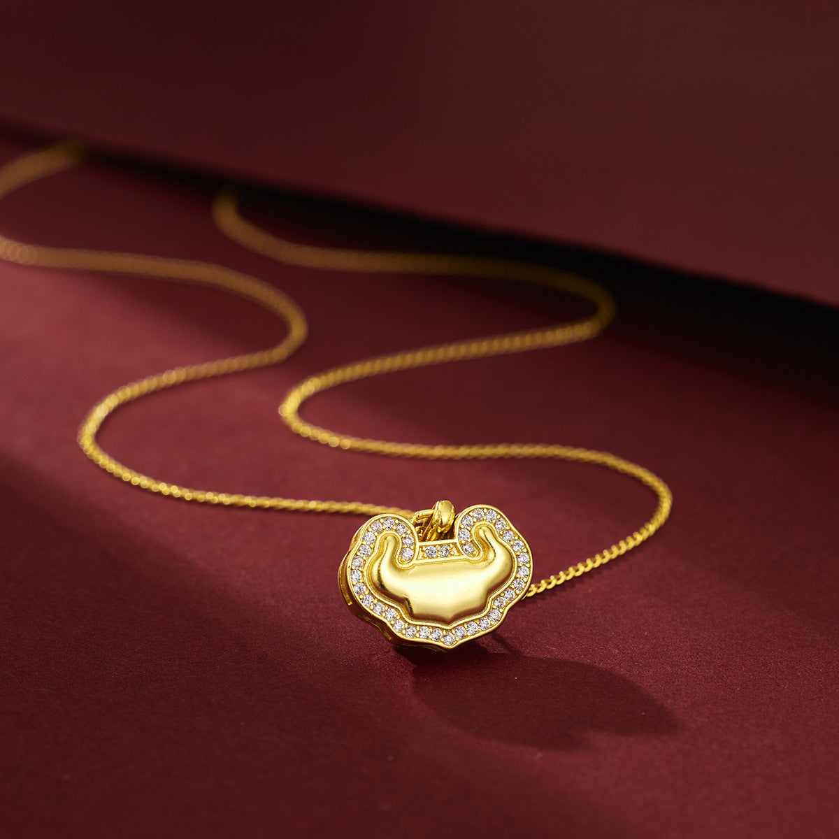 Damen Halskette mit kunstvollem Anhänger aus hochwertigem Gold und funkelnden Zirkonia Shop Nory