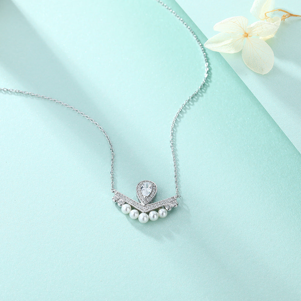 Damen Halskette mit tropfenförmigem Zirkonia und eleganten Perlen-Details Shop Nory