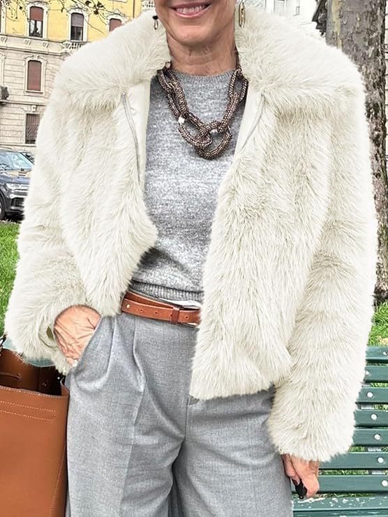 Damen Kurzblouson aus veganem Hochflor‑Kunstpelz im geradlinigen Boxy‑Schnitt mit verdecktem Reißverschluss Shop Nory