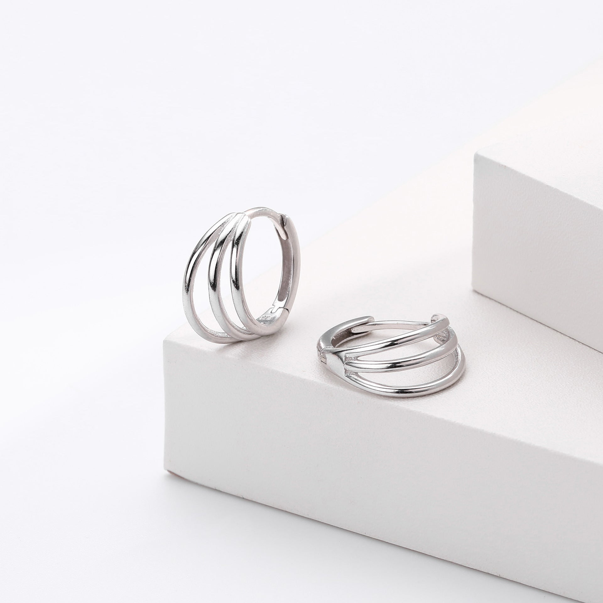Damen Ohrringe mit elegantem geschwungenem Design aus hochwertigem 925 Sterlingsilber Shop Nory