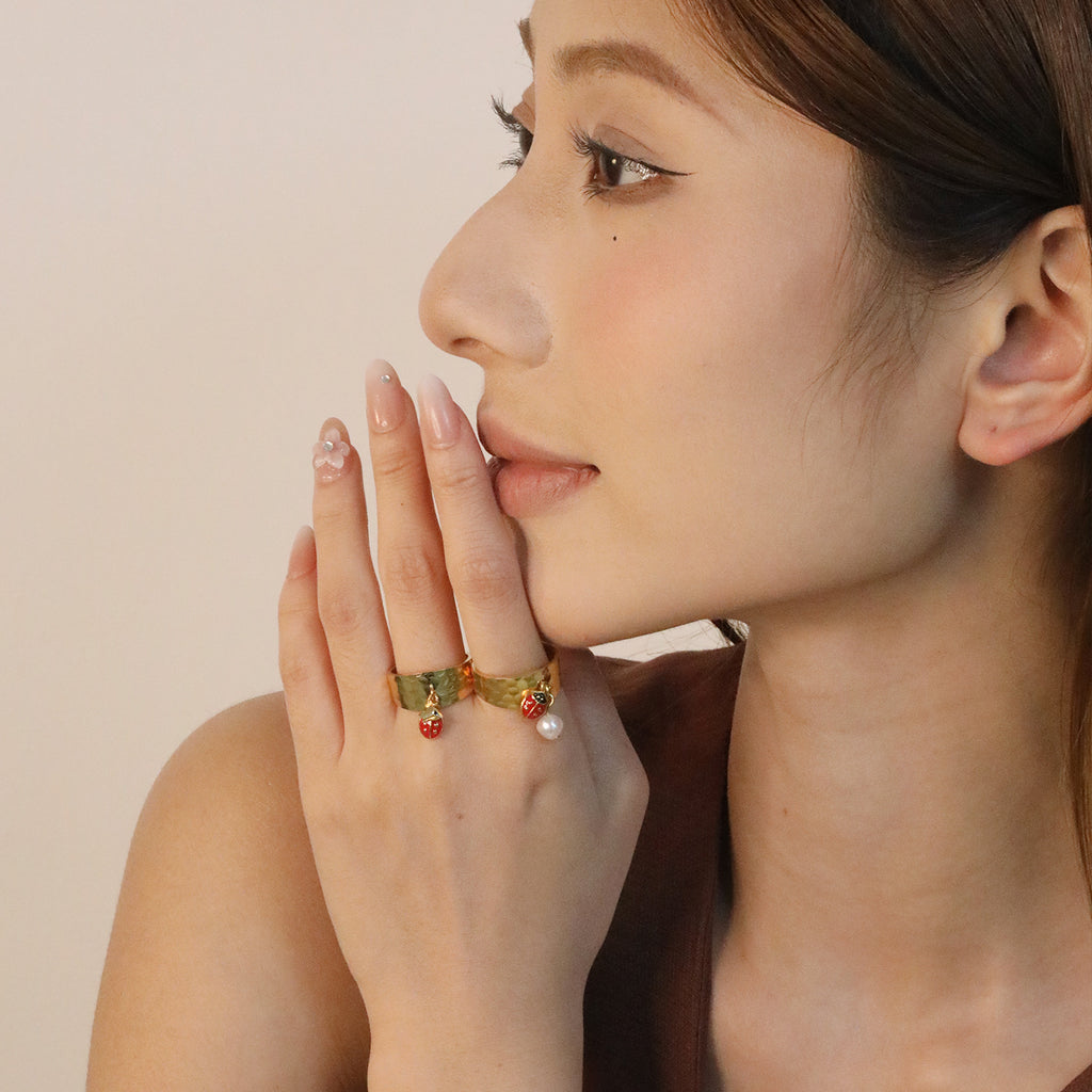 Damen offener Ring mit niedlichem Marienkäfer-Anhänger und Perlenschmuck Shop Nory