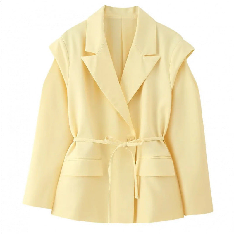 Damen Taillierter Blazer mit zarter Bindeband-Taille, betonter Schulterpartie und Pattentaschen Shop Nory
